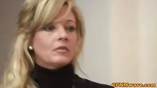 Злиденна брюнетка платить за хатину лизанням дупи. секс домашне відео