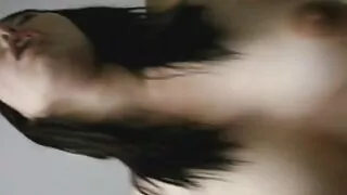 Починаюча порно відео домашнє актриса пробує багато в своєму першому порно.