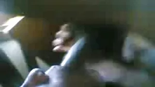 Чица розсовує ноги перед британцем. домашнє порно фото