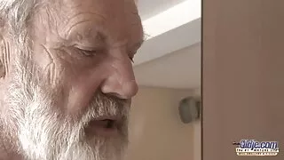 Алексіс порно відео домашнє робить глибокий мінет.