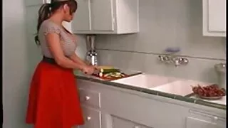 Вона розігріла російське домашнє порно свою кицьку в гарячій ванні і впала на член Квінтона Джеймса.