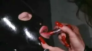 Дівчина знає, як зробити собі приємне навіть порно домашнє сама.