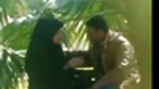 Матуся нахиляє домашне порно крупним планом молодої людини, щоб трахатись.
