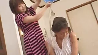 Російська леді пестить домашнє секс відео її кицьку в красивому білизна.
