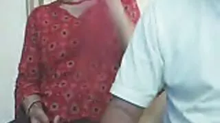 Кайл розводить домашнє порно відео відносини один, пропонуючи товстий член.