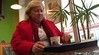Чорна гімнастка секс відео домашне скаче на члені одного.