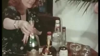 Щаслива жінка домашнєпорно смокче чоловічий член.