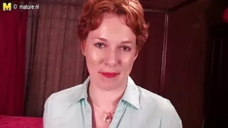 Алетта трахкає секс домашнє відео з чотирма біля басейну.
