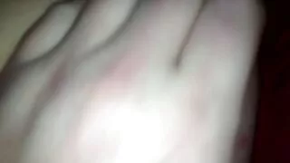 Спокуслива брюнетка трахкає з кредитором. домашнє порно відео