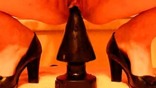 Чоловік розводить порно відео домашне сучку для анального сексу.