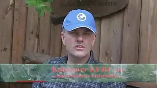 Бред Ньюман трахає путану і кінчає їй в домашнє відео порно рот.