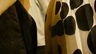 Брюнетка порно домашнє відео займається сексом на шезлонгу.