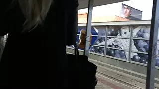 Сексуальна дівчина російське домашне порно кричить від оргазму, коли її коханий муженек трахає її.