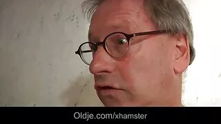 Змастила і відшльопала член хлопця. російське домашнє порно